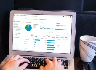 Как да давате имена на колони в Google Sheets